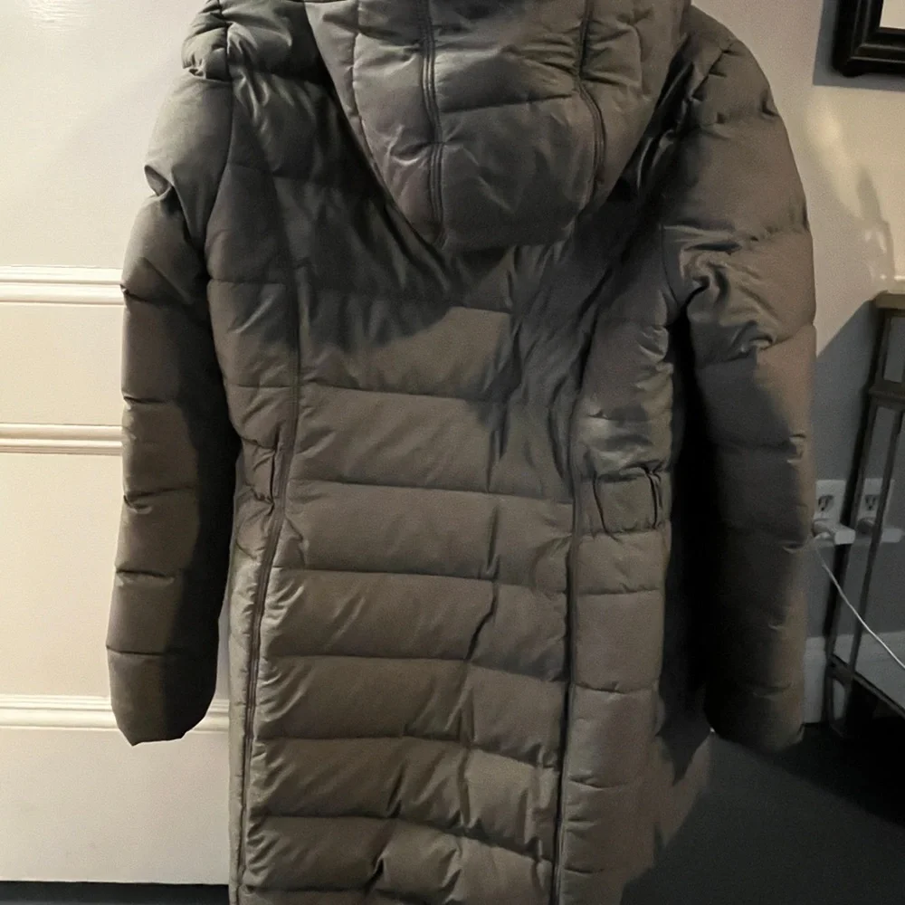 The North Face Women's Charcoal Puffer Jacket - Picture 2 of 5